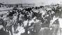 Ankunft eines Häftlingstransportes im KZ Auschwitz-Birkenau, im Hintergrund die Schornsteine des Krematoriums
