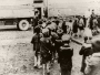 Kinder aus dem Ghetto Lodz werden in das Vernichtungslager Chelmno transportiert