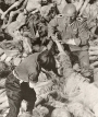 Nach der Befreiung des KZ Bergen-Belsen: SS-Wachmannschaften werden gezwungen, die Leichen der ermordeten Häftlinge zu bergen