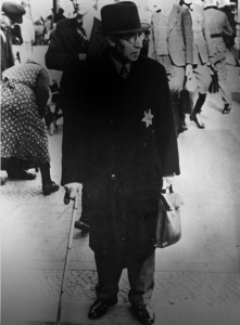 Älterer Mann mit "Judenstern"