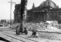 Spielende Kinder vor dem zerstörten Reichstag in Berlin nach Kriegsende 1945