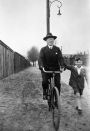 Vater Josef mit Sohn Erich auf dem Weg zum Sportplatz