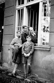 Ulli, Erich, Bubi und Eppi (von unten rechts nach oben links) um 1928 am Fenster ihrer Wohnung in der Johannisberger Straße 3.
