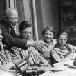 Die Familie beim Frühstück: Bubi, Josef, Erich, Elsa und Ulli