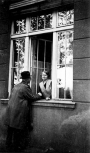 Josef am Fenster bei seiner Frau Elsa
