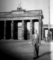 Bubi vor dem Brandenburger Tor