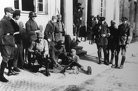 Hitlerputsch am 8./9. November 1923: Maschinengewehrposten der Kampfbünde "Oberland" und "Reichskriegsflagge"