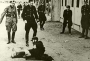 Misshandlung eines Juden im Ghetto Lodz - die Bewacher amüsieren sich