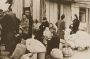 Juden, die an einer Sammelstelle in Bratislava zwischen ihren Bündeln sitzen und auf die Deportation warten