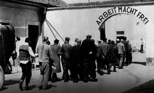 Eingangstor der Kleinen Festung in Theresienstadt mit der Aufschrift "Arbeit macht frei"