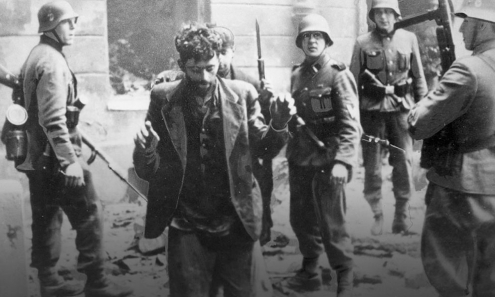 Nazisoldaten führen zwei gefangene Aufständische des Warschauer Ghettos zur Erschießung