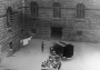 Verhaftete im Hof des Hauptgebäudes der Gestapo in der Prinz-Albrecht-Straße