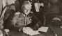 Generalfeldmarschall Wilhelm Keitel unterschreibt die Kapitulation Deutschlands