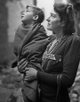 Berlin im Sommer 1945: Der Fotograf Gerhard Gronefeld fotografierte eine ehemalige Lagerinsassin mit ihrem Kind in einem Heim.