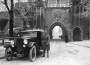 Hitler am Wagen vor dem Stadttor nach seiner Entlassung aus der Festung Landsberg am 20. Dezember 1924